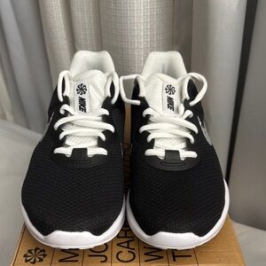 Men’s 7.5 Women’s 9 Black and White Athletic Sneakers